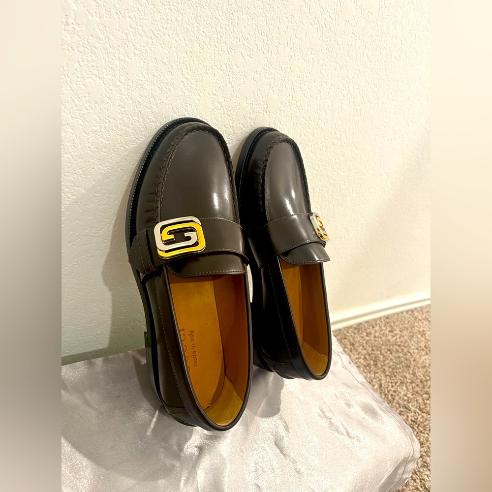 New Gucci GG Buckle loafers.Size 6.5 fits like a 7.
Millennial Ribot Night Cocoa